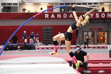 Sandi Morris in action at the American Track League meeting in Fayetteville (Shawn Price)